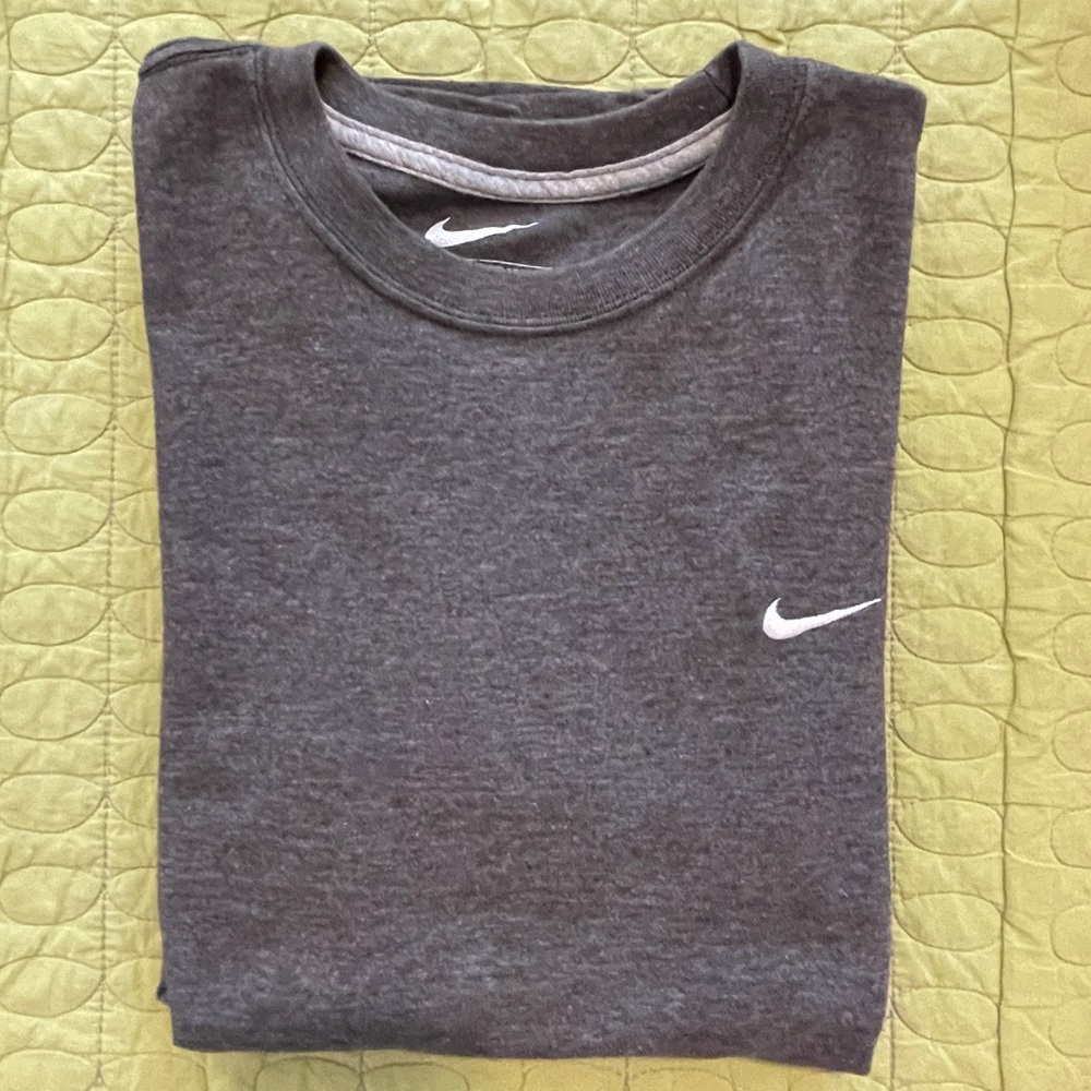 Nike Gray Standard Fit T Shirt Size small Crew Neck with small Swoosh Logo
